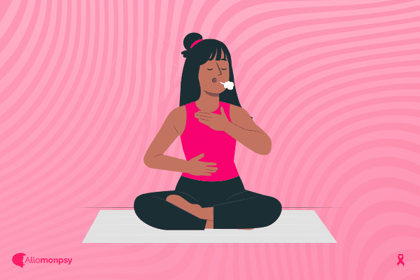 Une femme pratique le yoga dans un cadre paisible, soulignant l'importance de la gestion du stress et de l'activité physique pour le bien-être des personnes atteintes de cancer du sein.